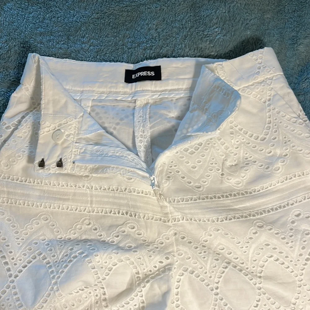 White Eyelet High Waisted Express Shorts Size 2 - Picture 3 of 11